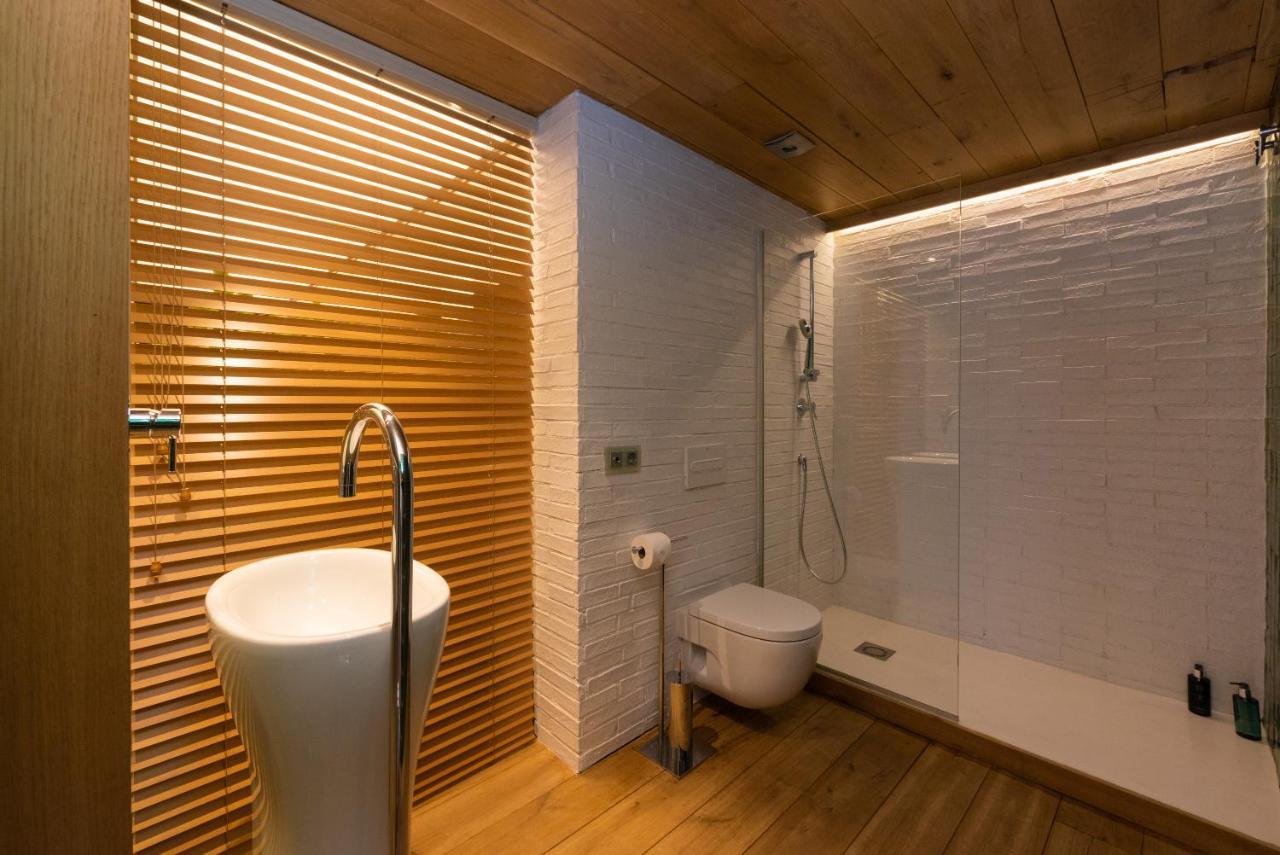 Petit Luxe Loft Apartment Terrassa Ngoại thất bức ảnh